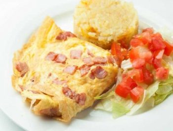 omleta-cu-bacon-si-cas